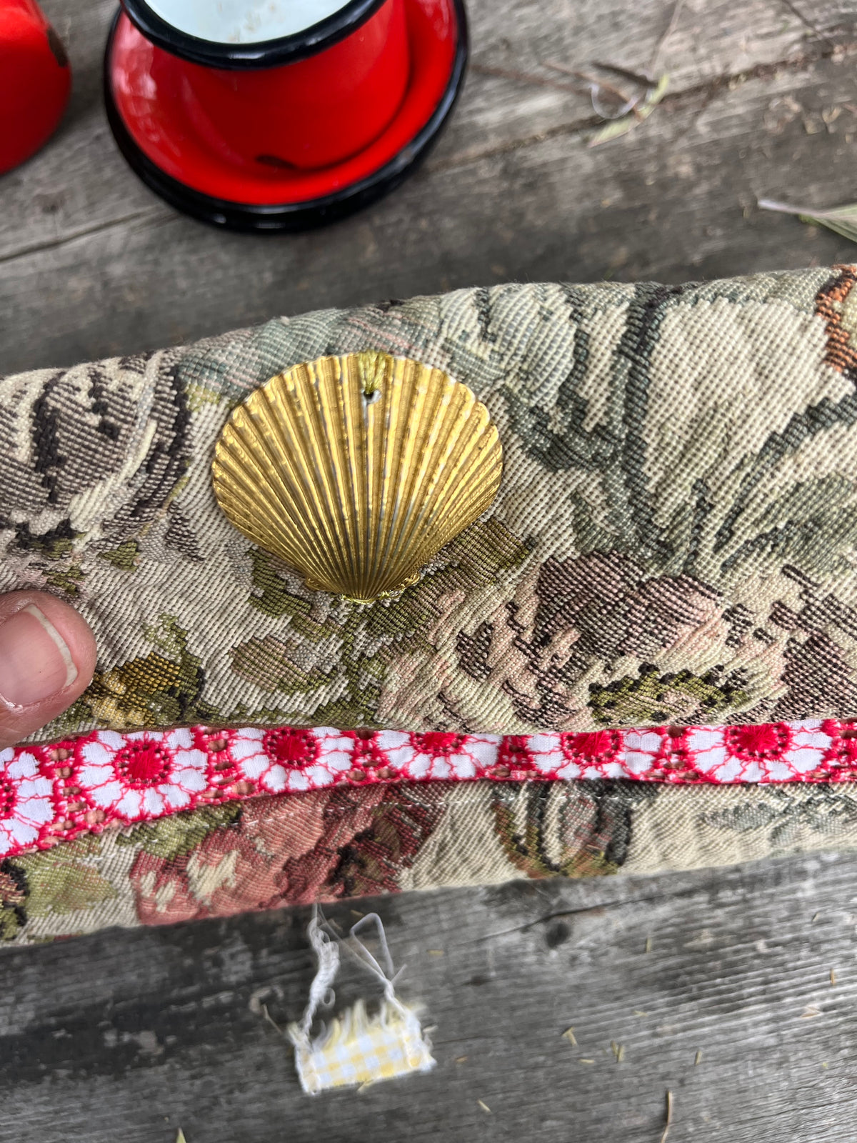 Pochette da polso con conchiglia ottone