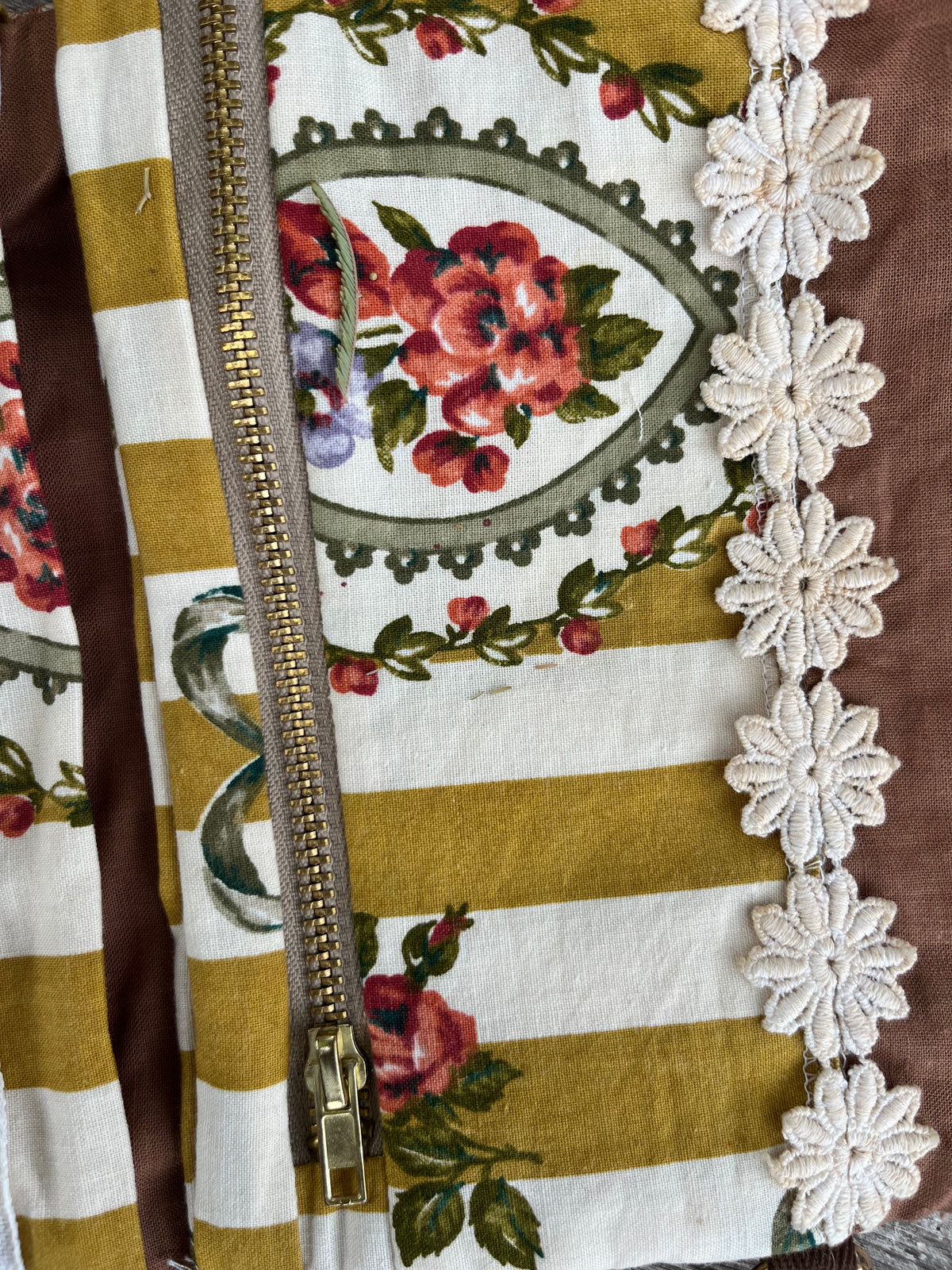 Pochette da polso con conchiglia ottone