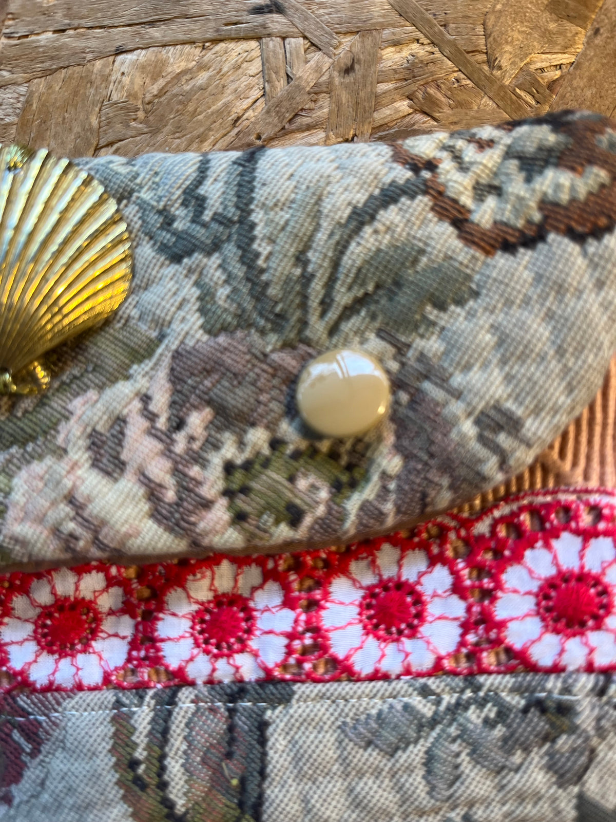 Pochette da polso con conchiglia ottone