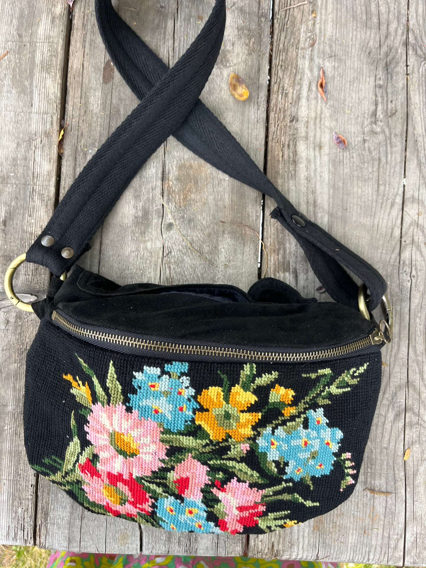 Marsupio nero con fiori colorati