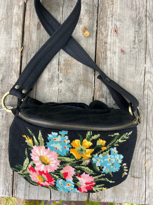 Marsupio nero con fiori colorati
