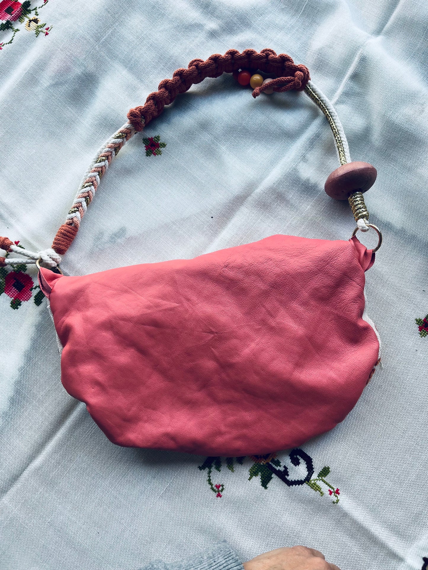 Marsupio pelle rosa e ricamo