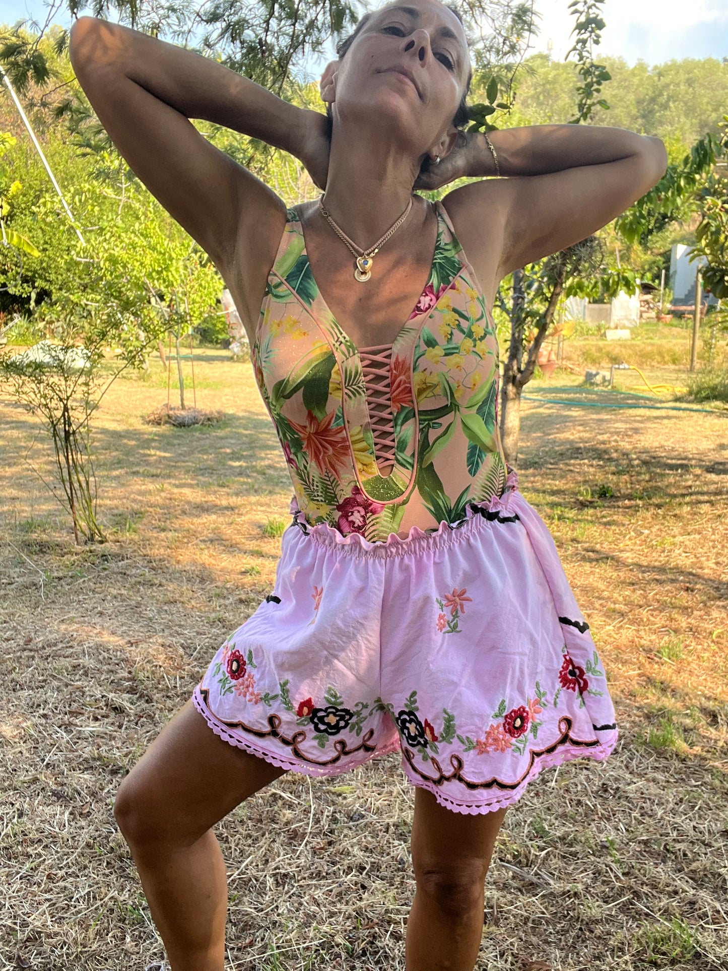 Pantaloncini ricamati rosa