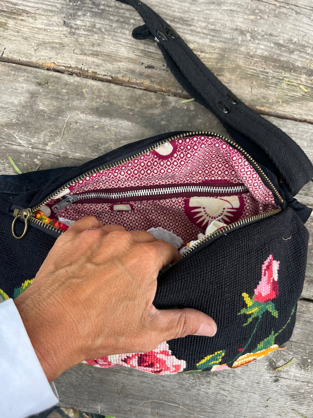Marsupio scamosciato con rose nero