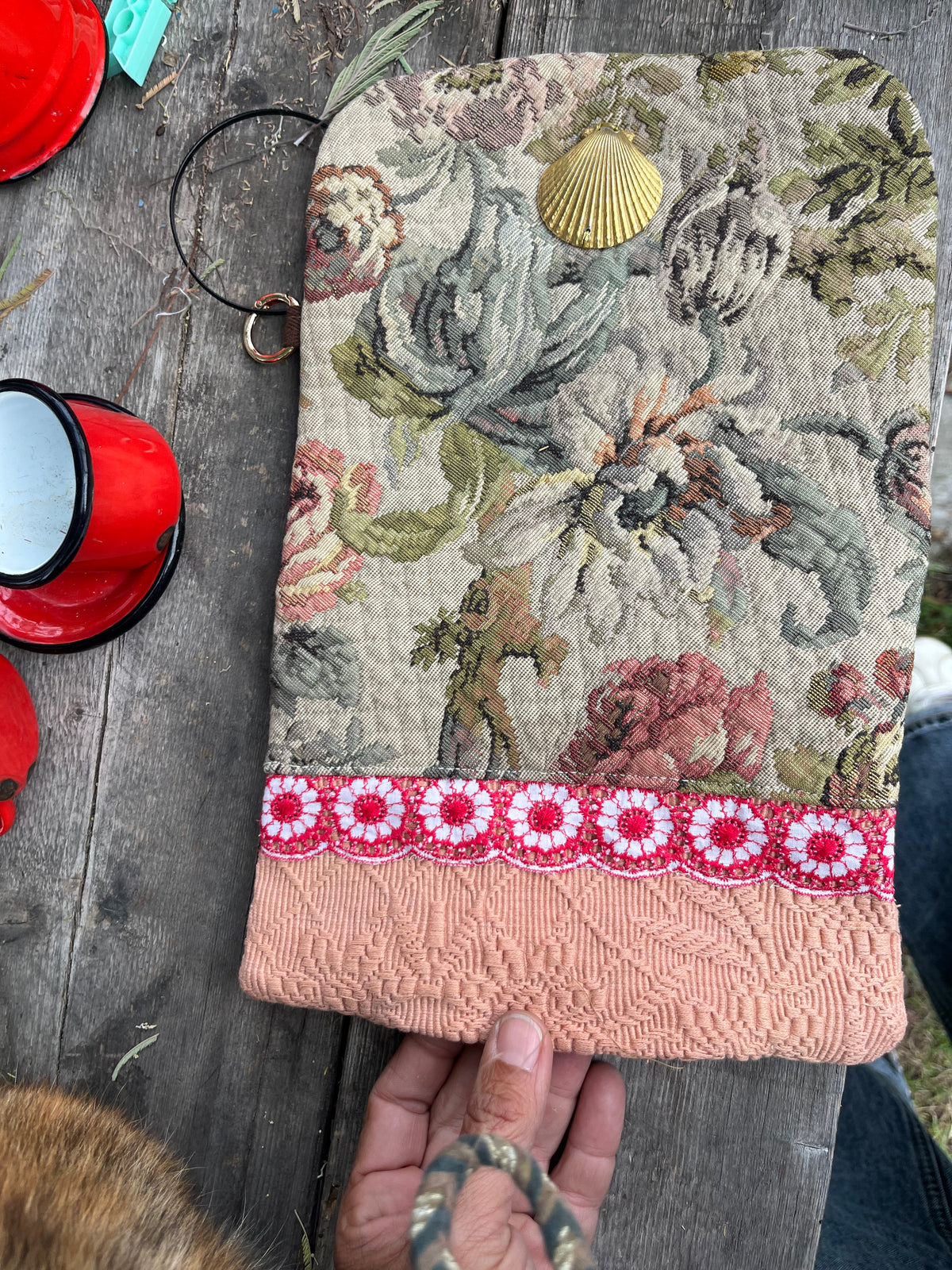 Pochette da polso con conchiglia ottone