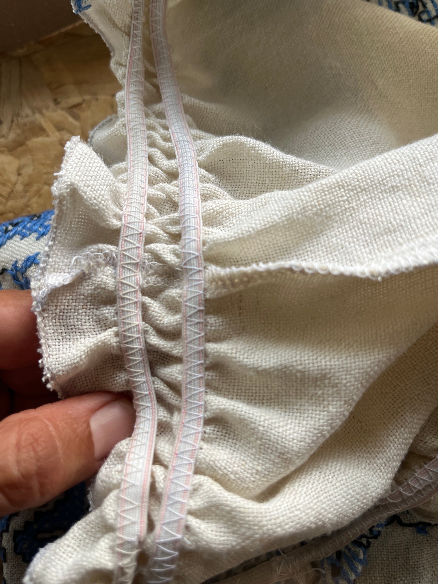 Pantaloncini ricamati a mano bianco/ blù