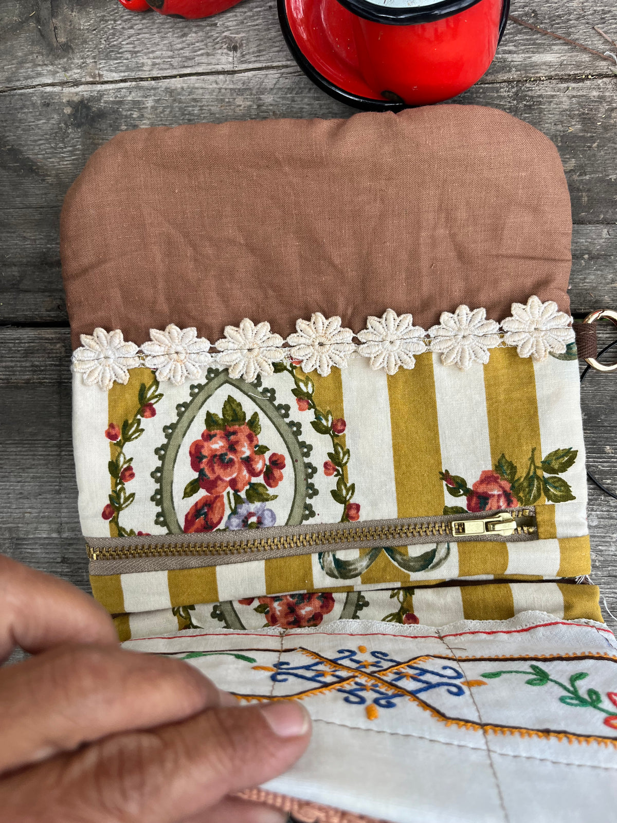 Pochette da polso con conchiglia ottone