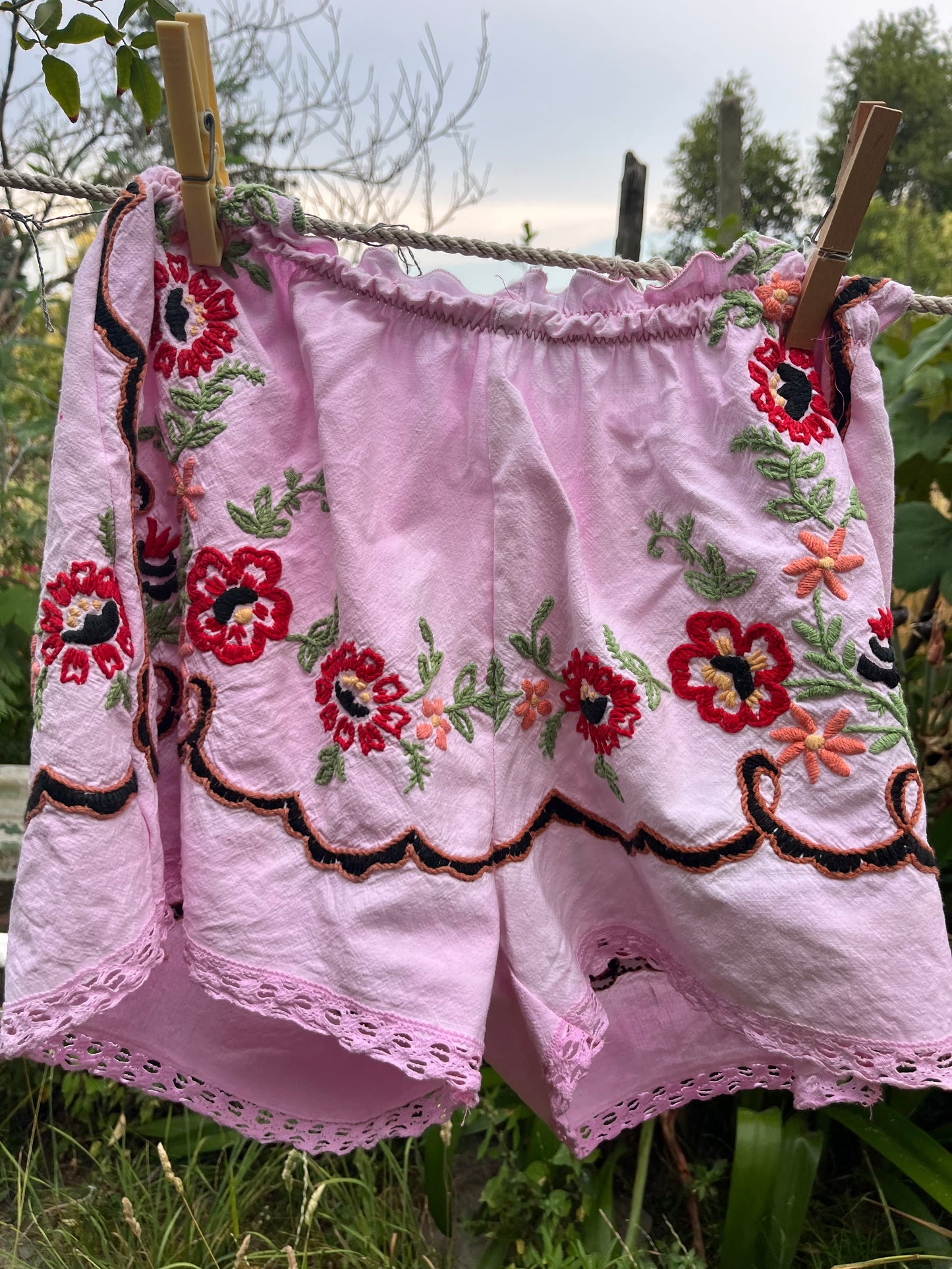 Pantaloncini ricamati base rosa freddo