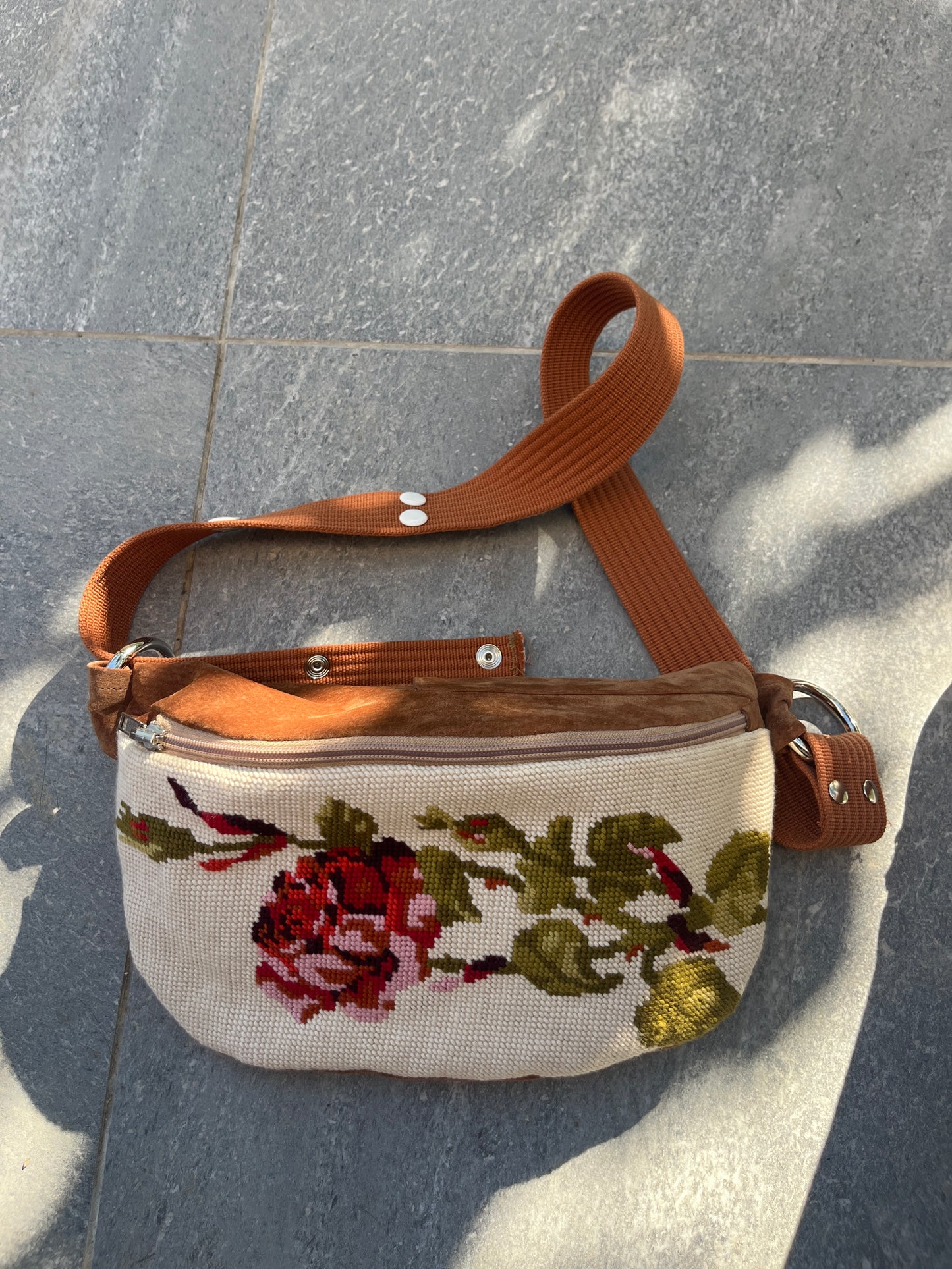 Marsupio marrone chiaro con rosa