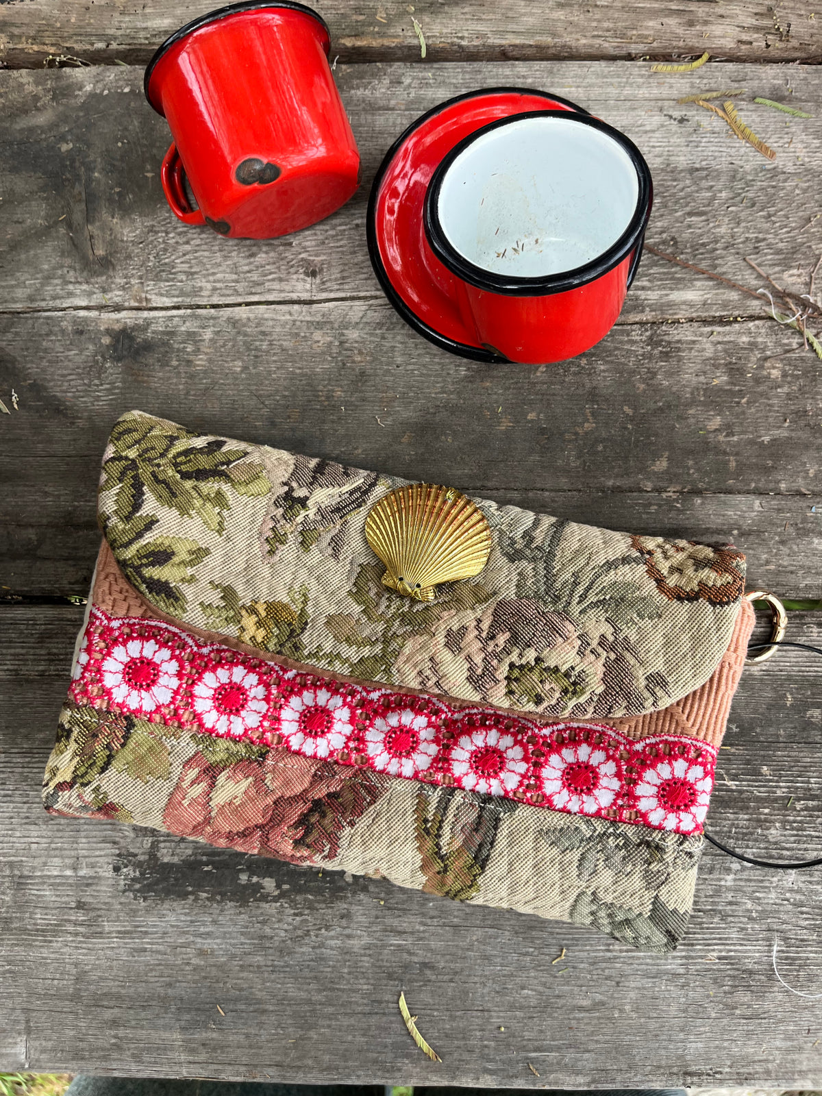 Pochette da polso con conchiglia ottone