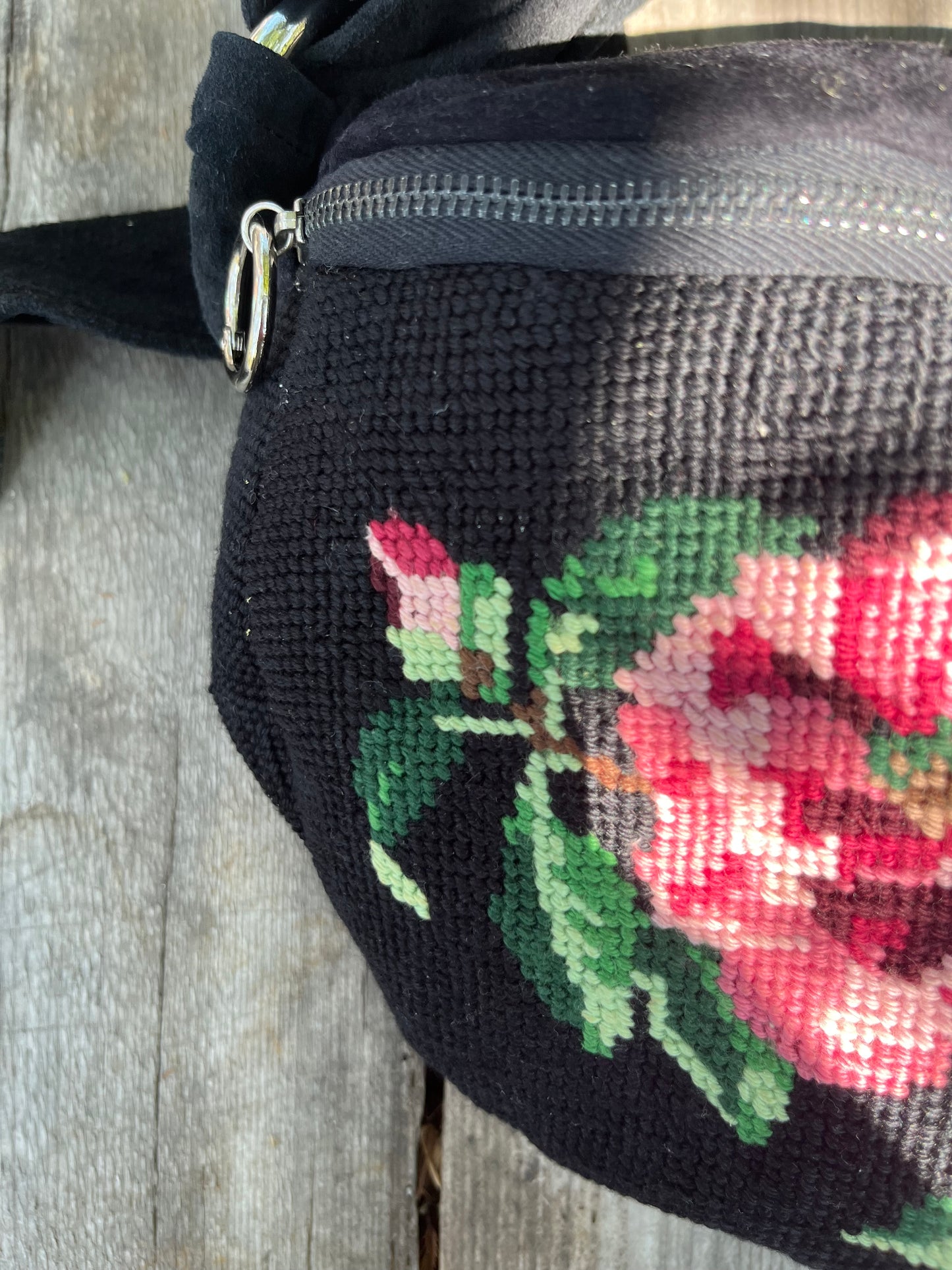 Marsupio nero con rose