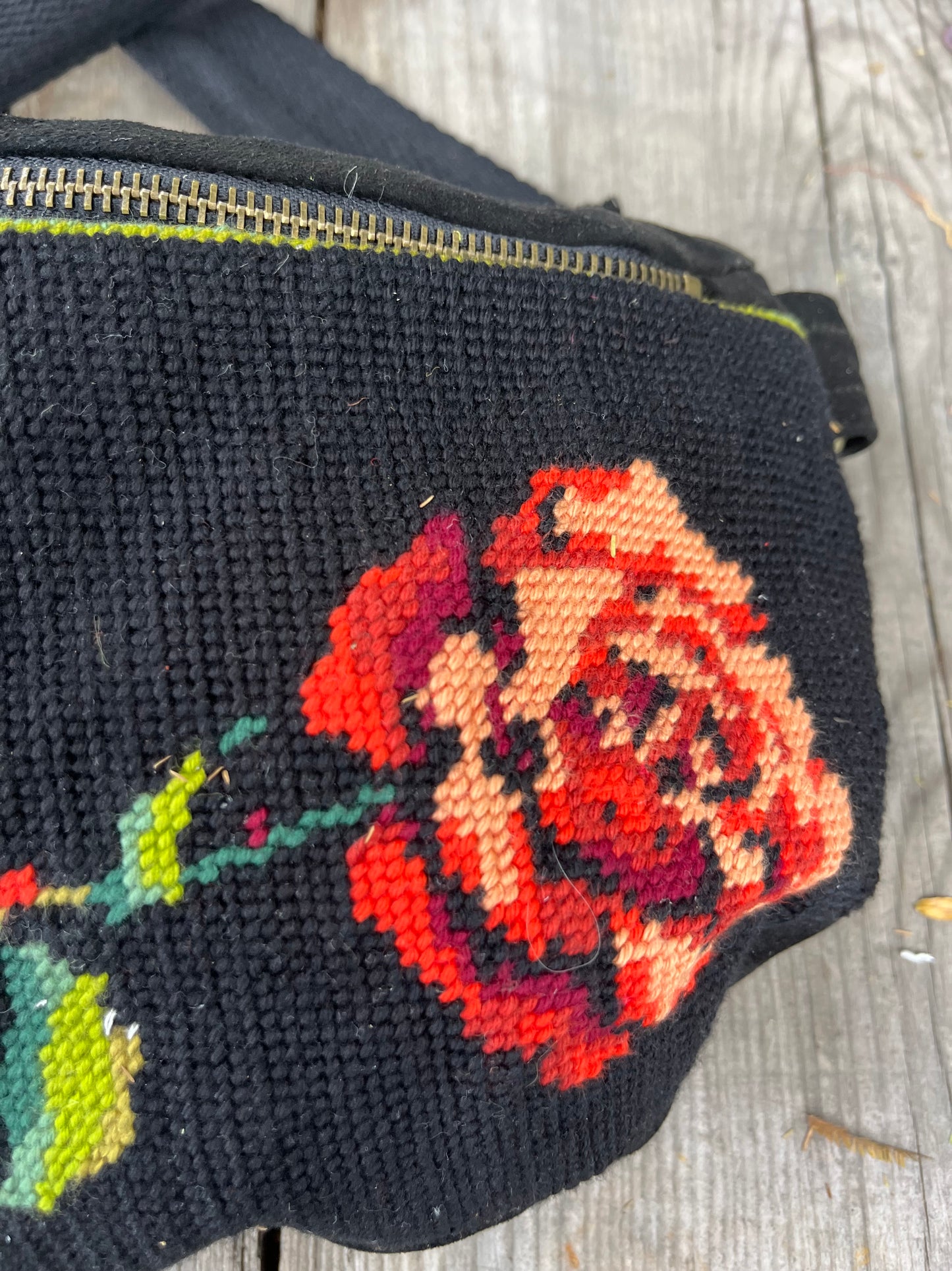 Marsupio nero con rosa
