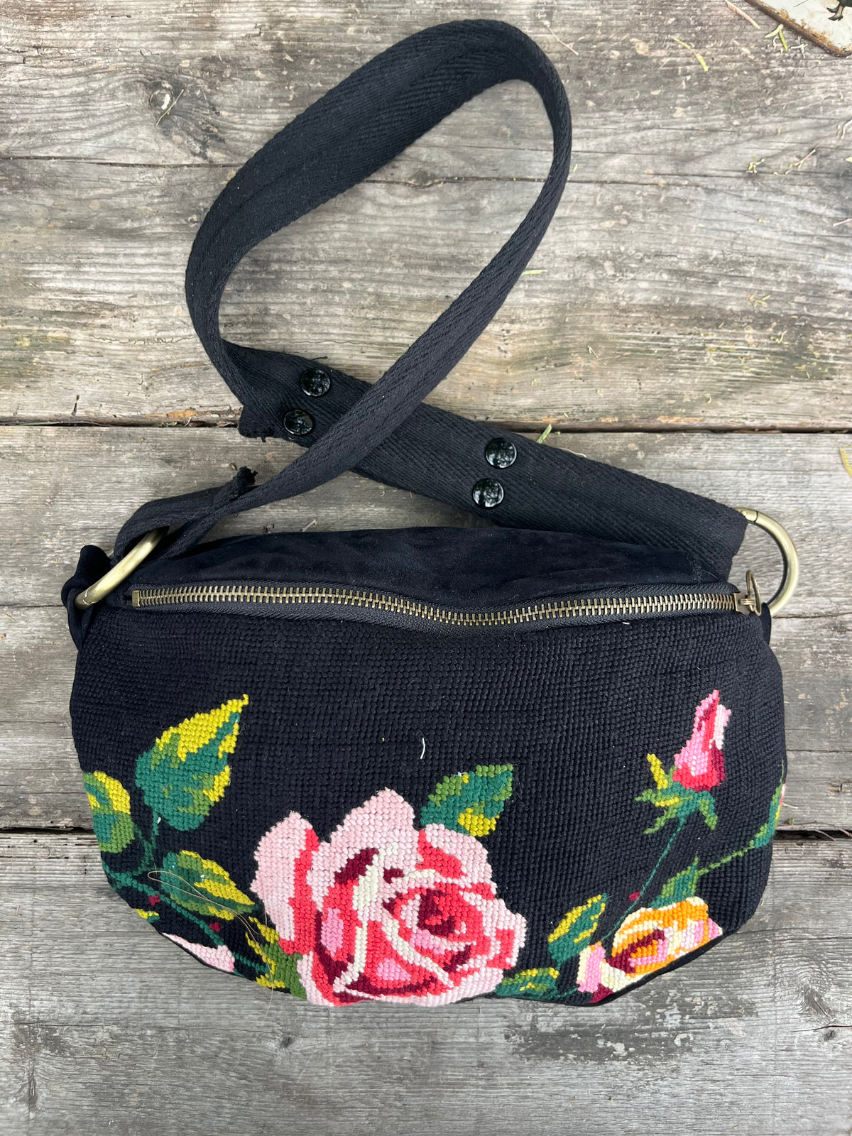 Marsupio scamosciato con rose nero