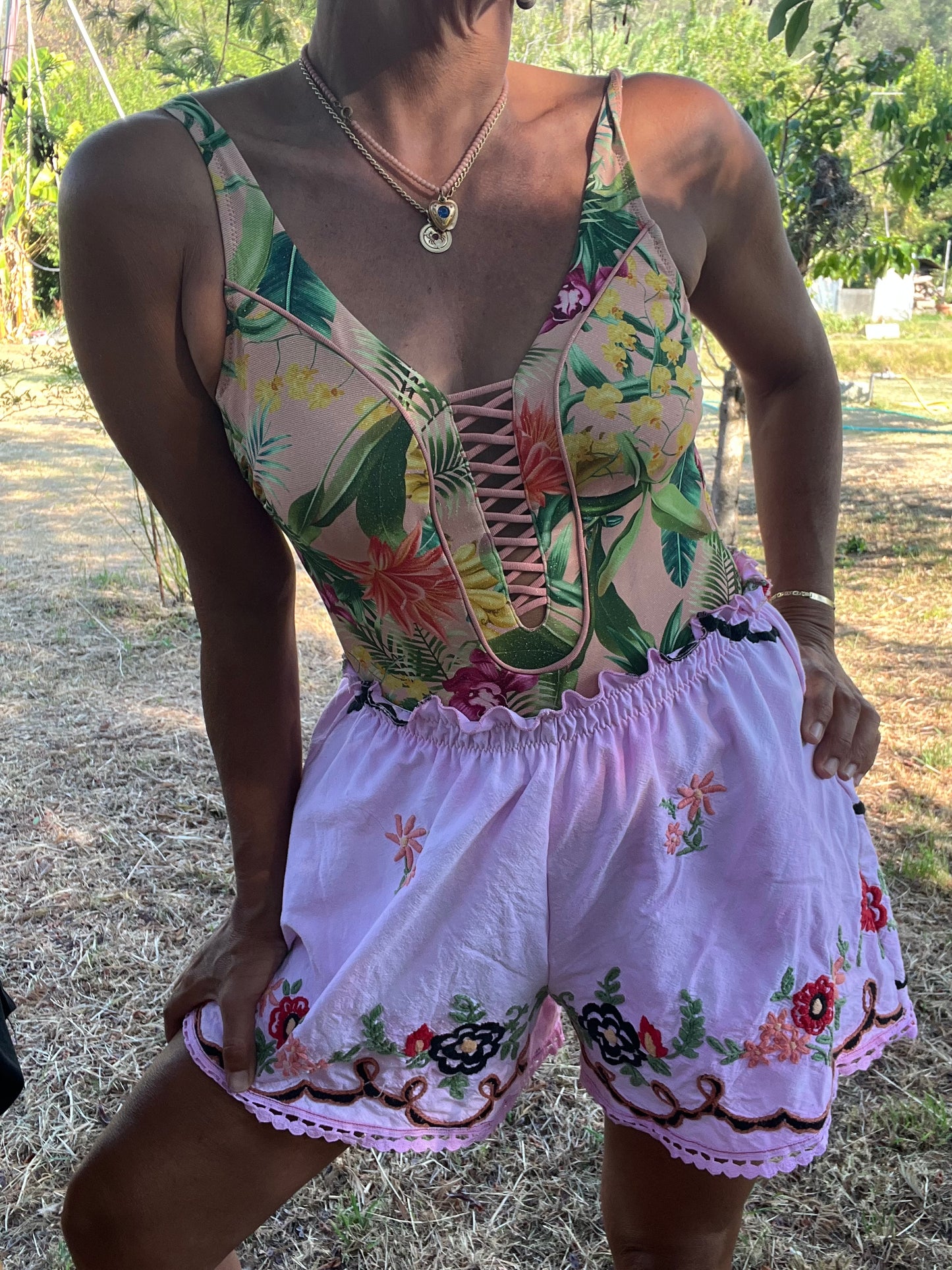 Pantaloncini ricamati rosa