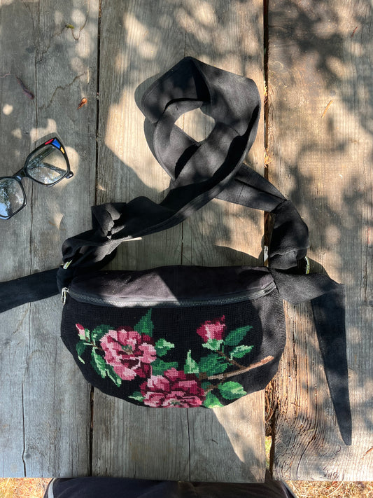 Marsupio nero con rose