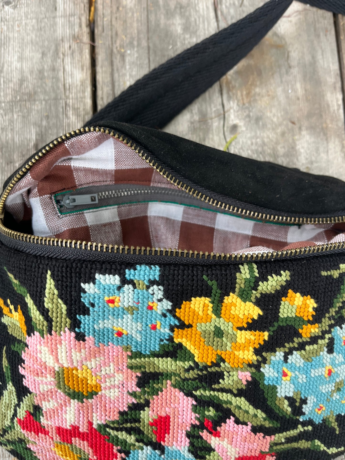 Marsupio nero con fiori colorati