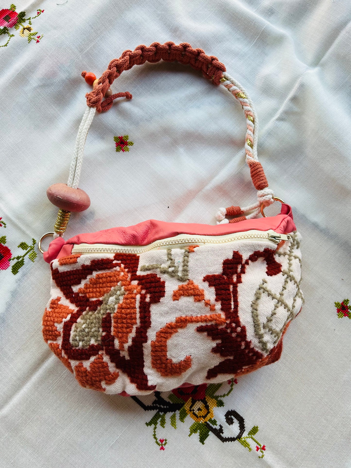 Marsupio pelle rosa e ricamo